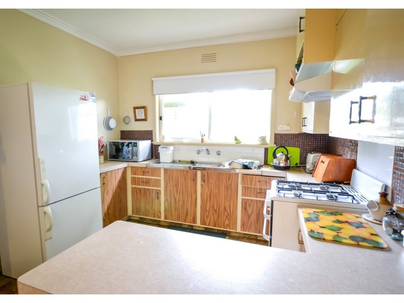 6 Raymond Avenue, Flora Hill VIC 3550