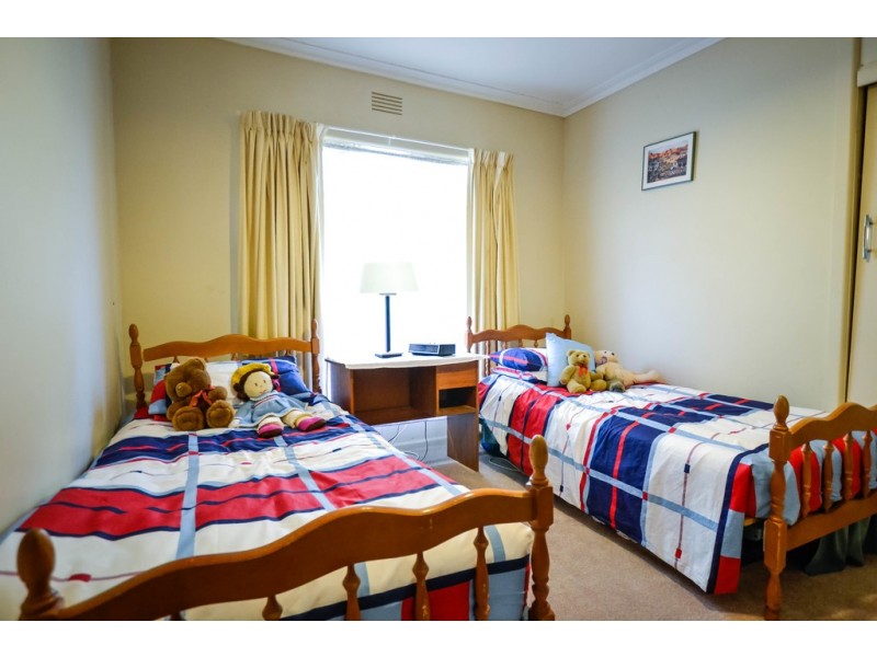 6 Raymond Avenue, Flora Hill VIC 3550