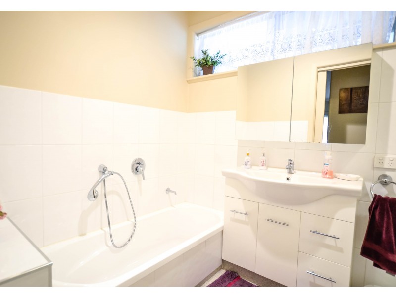 6 Raymond Avenue, Flora Hill VIC 3550