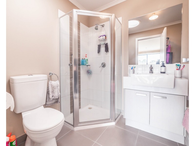 1 Lorne Terrace, Flora Hill VIC 3550