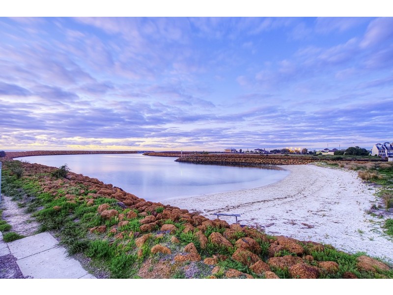 2/24 Freycinet Drive, Geographe WA 6280