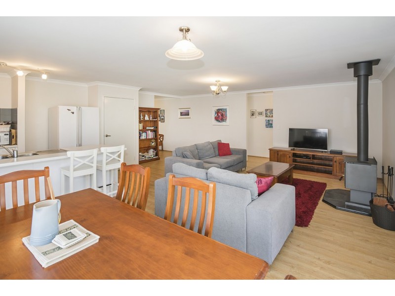 10 Dairylands Drive, Broadwater WA 6280