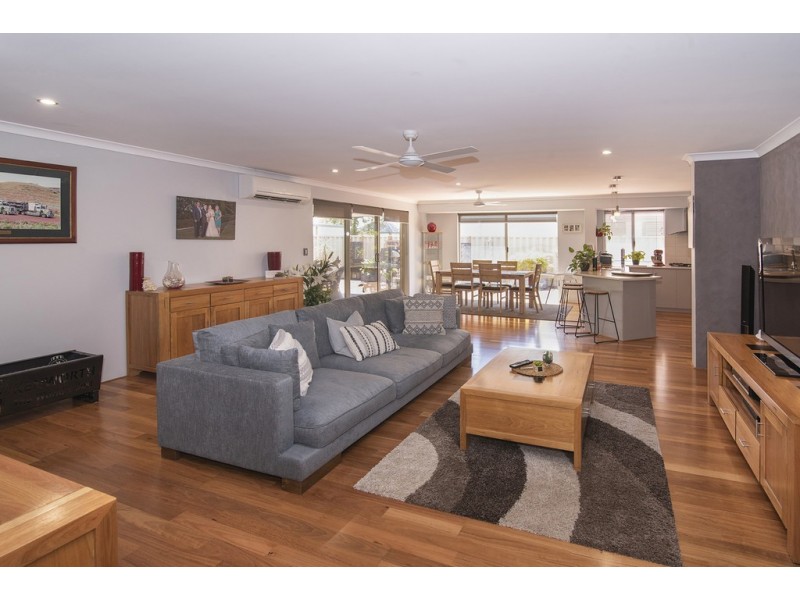 8 Kooljak Road, Broadwater WA 6280