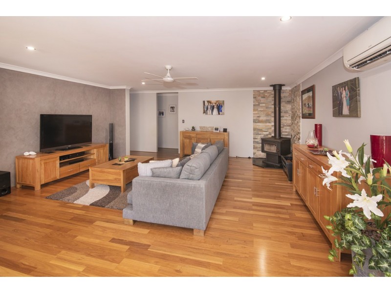 8 Kooljak Road, Broadwater WA 6280