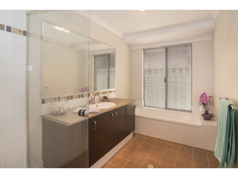 8 Kooljak Road, Broadwater WA 6280