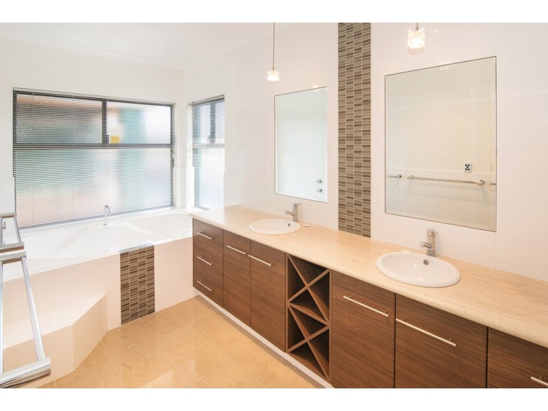 11 Higgins Drive, Broadwater WA 6280