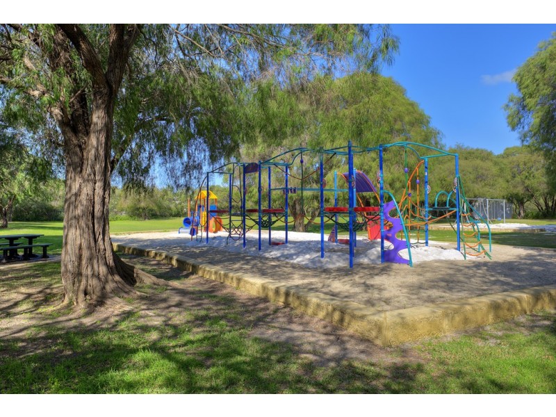 11 Diedre Street, Abbey WA 6280