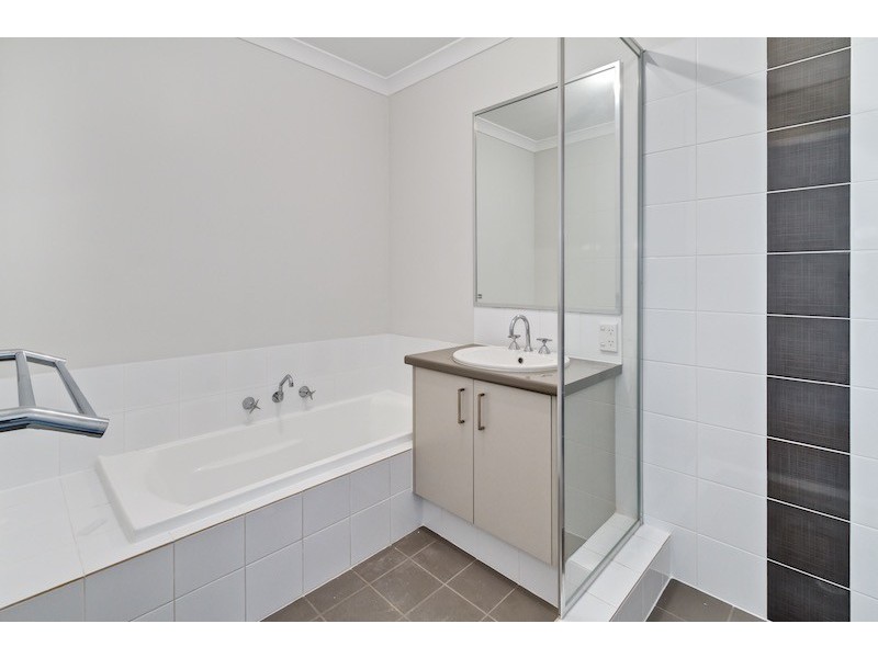 3/2 Mackerel Avenue, Kealy WA 6280