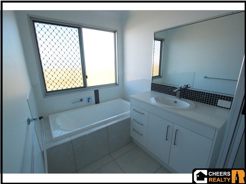 44 Daintree Blvd, New Auckland QLD 4680