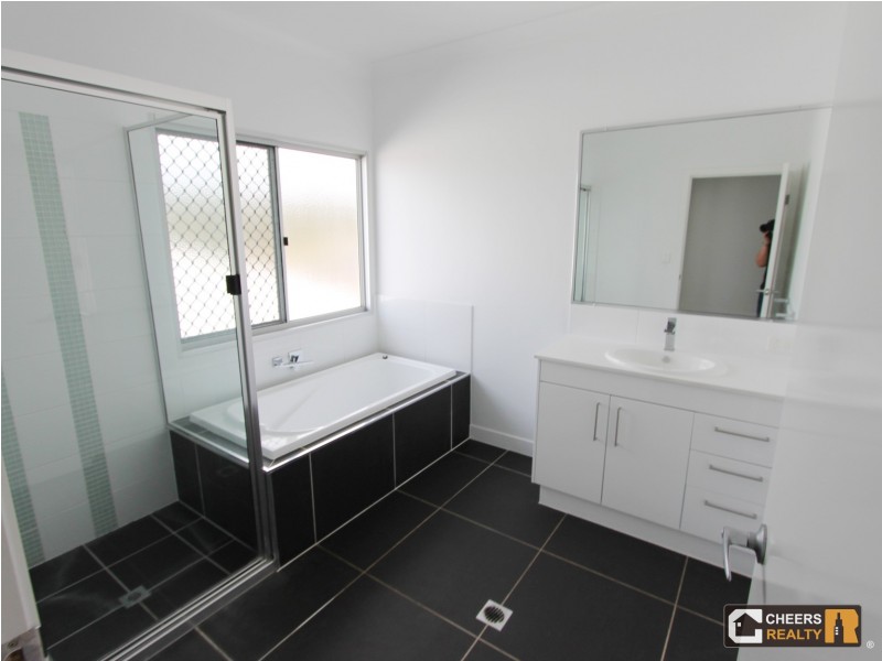 6 Carnarvon Parade, New Auckland QLD 4680