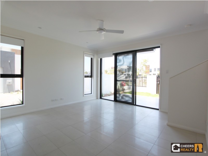 2 Mayfair Lane, Hope Island QLD 4212