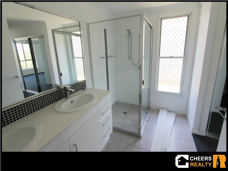 15 Broadwater Place, New Auckland QLD 4680