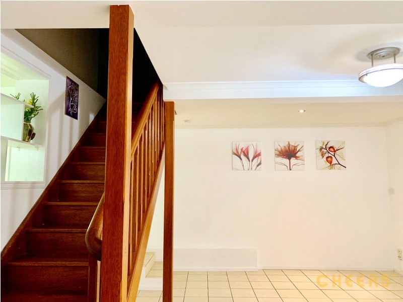 8 Patrick Lane, Norman Park QLD 4170