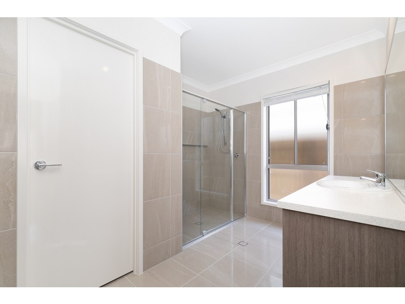16 Cassidy Cres, Bridgeman Downs QLD 4035