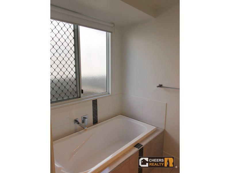 15 Stewart St, West Gladstone QLD 4680