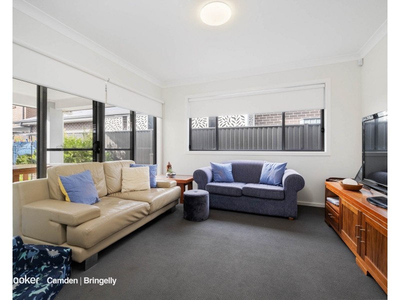 6 Jamestown Avenue, Denham Court NSW 2565