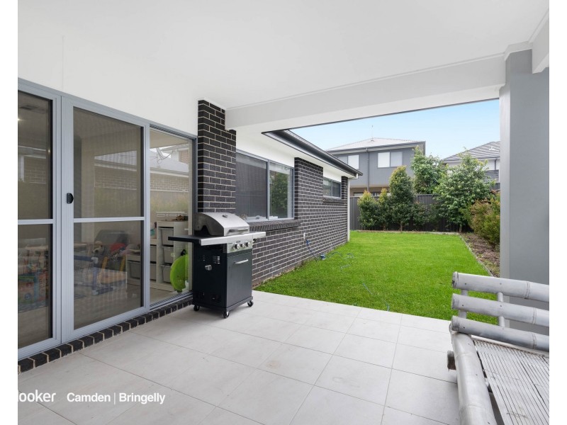 6 Jamestown Avenue, Denham Court NSW 2565