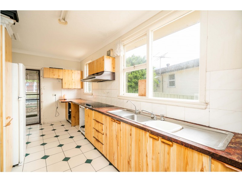 7 Holland Cres, Casula NSW 2170