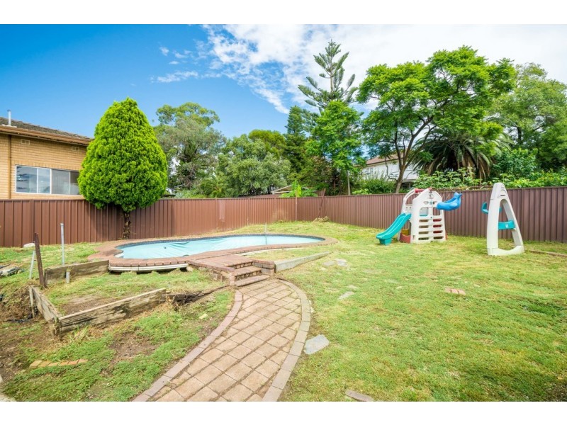 7 Holland Cres, Casula NSW 2170