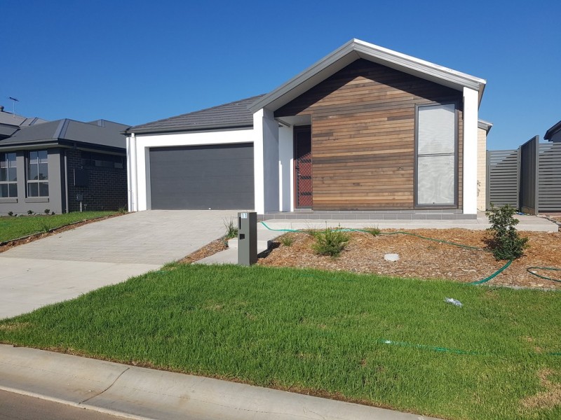 11 Blacksmith Cres, Cobbitty NSW 2570