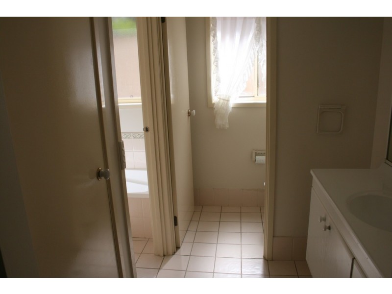 11 White Cliffs, Hoxton Park NSW 2171