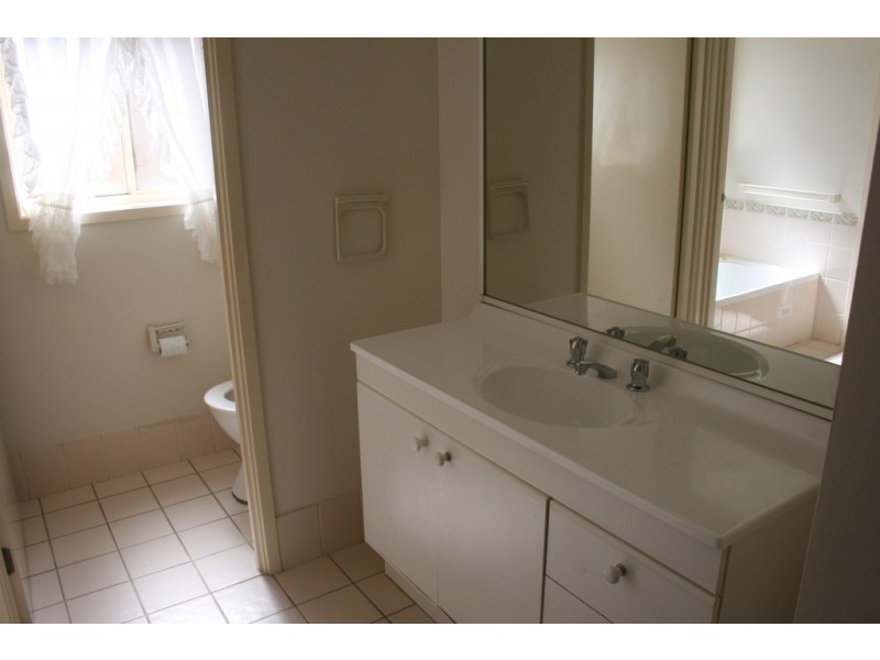 11 White Cliffs, Hoxton Park NSW 2171