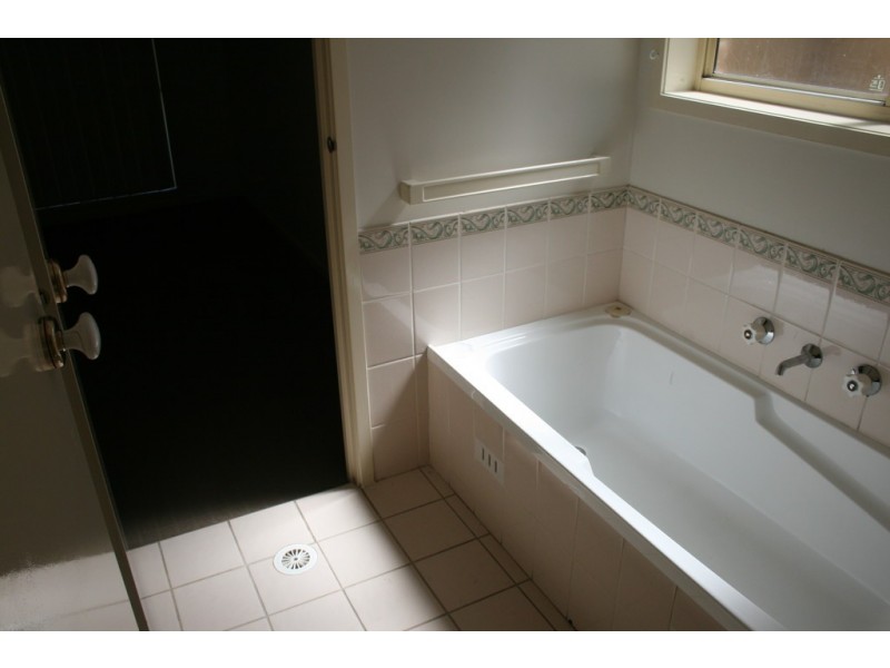 11 White Cliffs, Hoxton Park NSW 2171