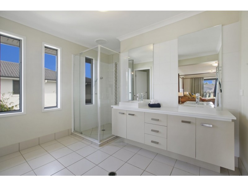 19 Hoskins Drive, Wellington Point QLD 4160