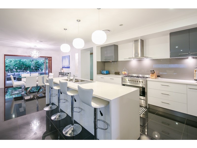 15 Hoskins Drive, Wellington Point QLD 4160
