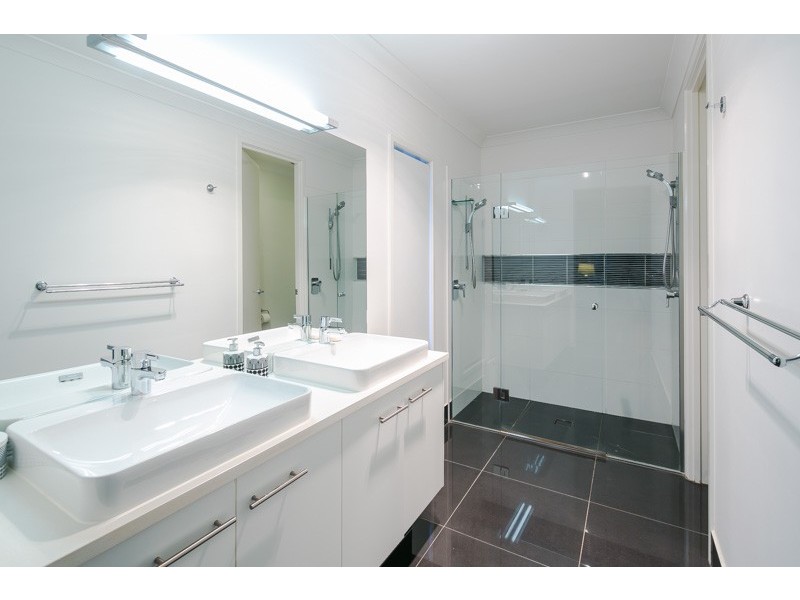 15 Hoskins Drive, Wellington Point QLD 4160