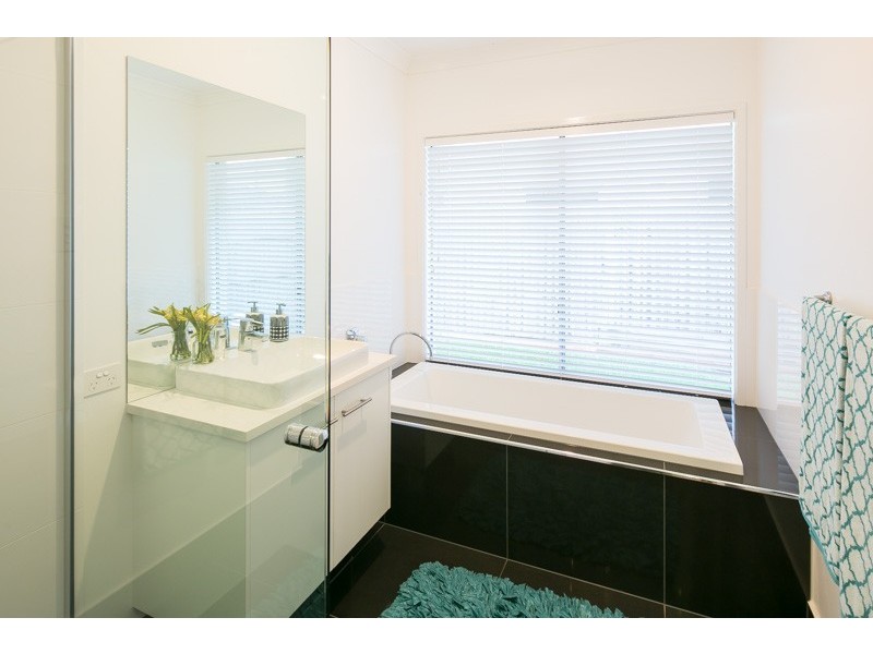 15 Hoskins Drive, Wellington Point QLD 4160