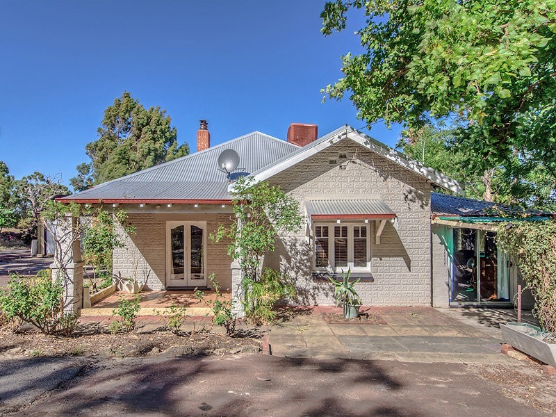 63 Connell Ave, Martin WA 6110