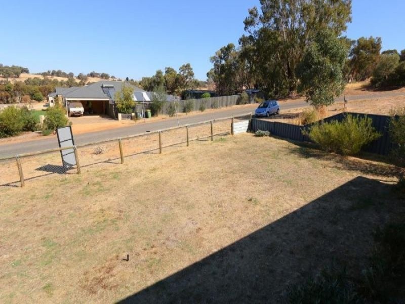10 Dunmall Dr, Wandering WA 6308