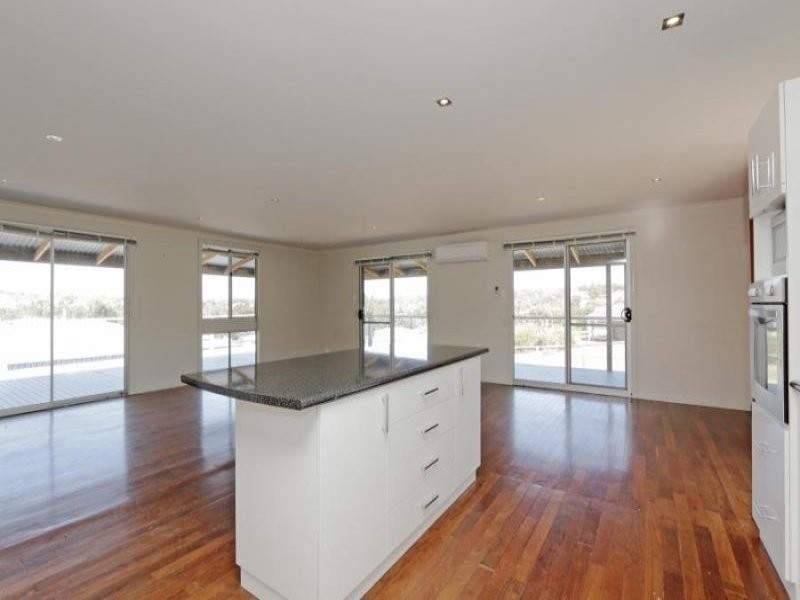 10 Dunmall Dr, Wandering WA 6308