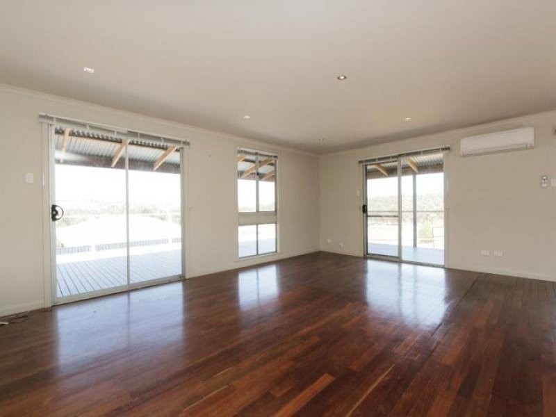 10 Dunmall Dr, Wandering WA 6308