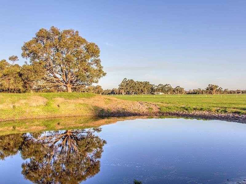 582 Henderson Rd, Hopeland WA 6125