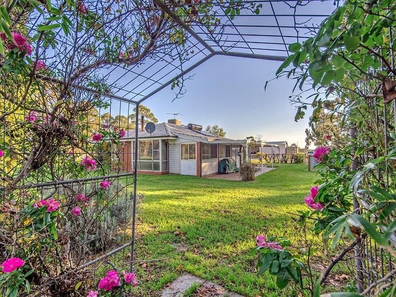 582 Henderson Rd, Hopeland WA 6125