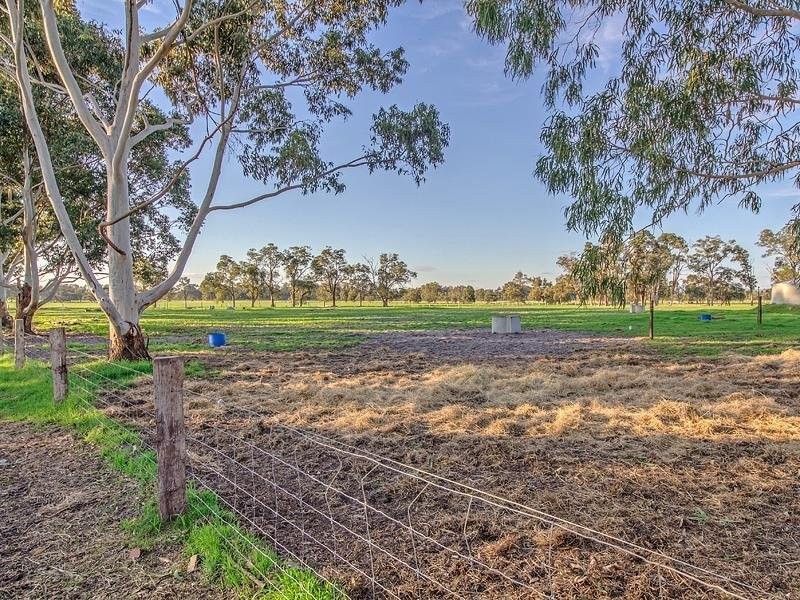 582 Henderson Rd, Hopeland WA 6125