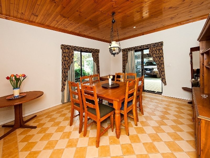 16 Springdale Rd, Karragullen WA 6111