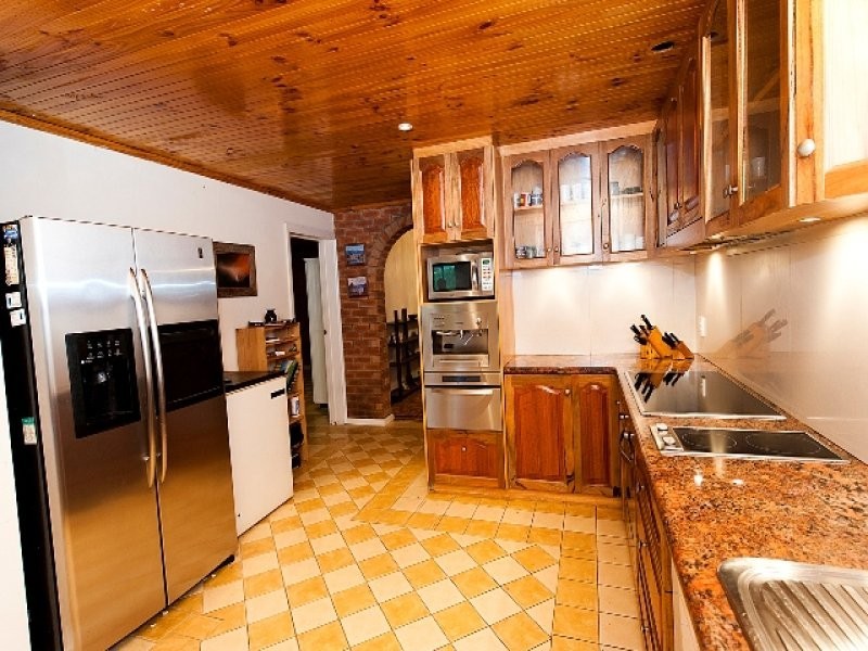 16 Springdale Rd, Karragullen WA 6111