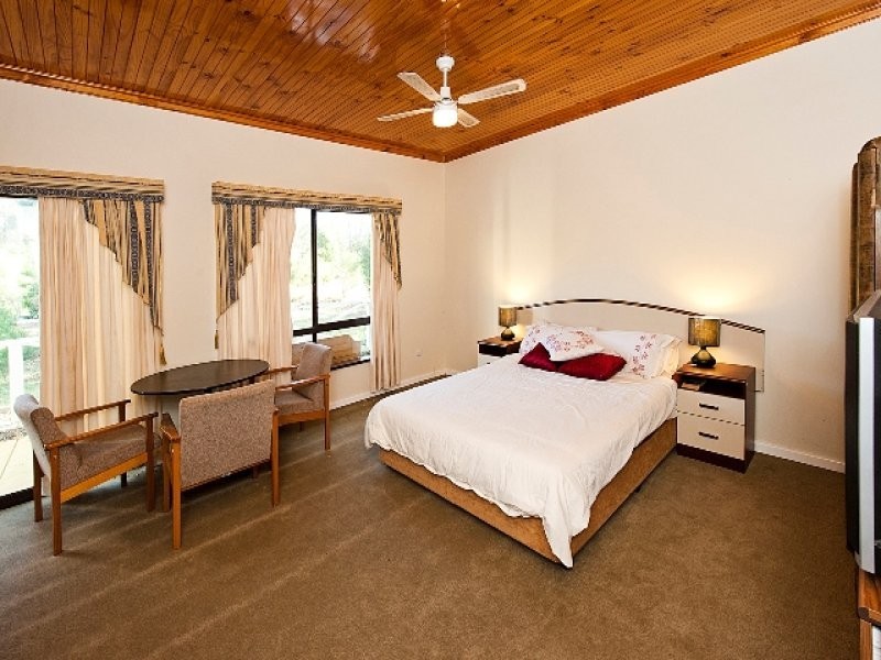 16 Springdale Rd, Karragullen WA 6111