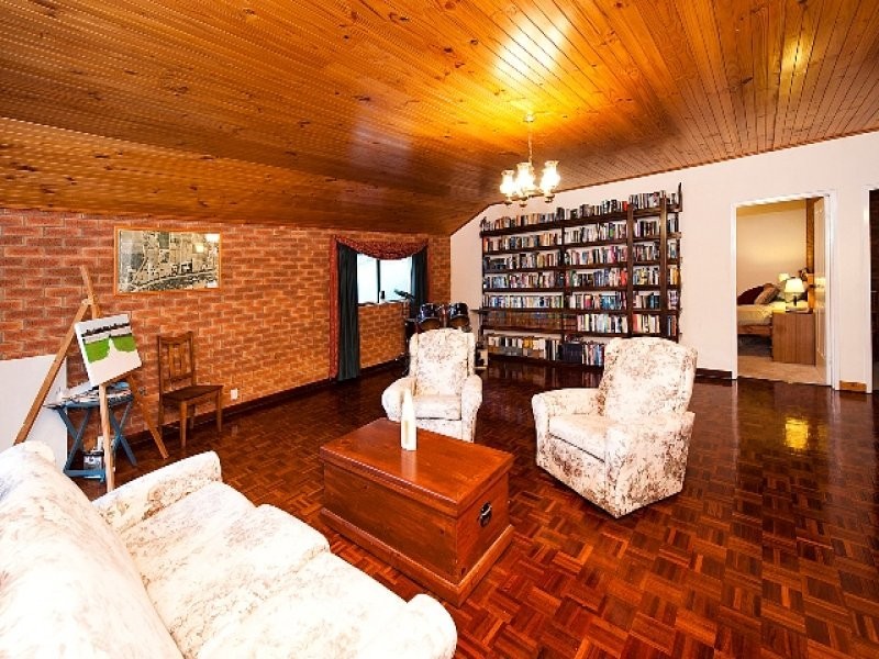 16 Springdale Rd, Karragullen WA 6111