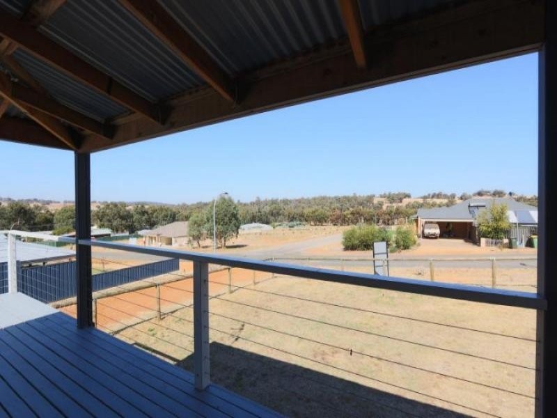 10 Dunmall Drive, Wandering WA 6308