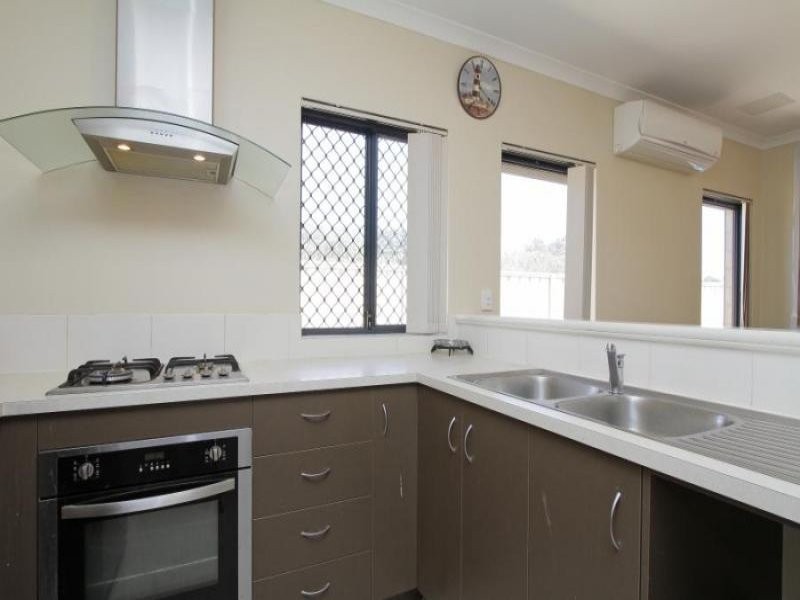 8/13 Devonshire Tce, Armadale WA 6112