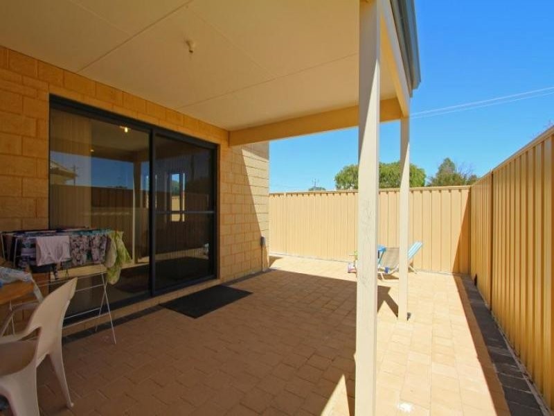 8/13 Devonshire Tce, Armadale WA 6112