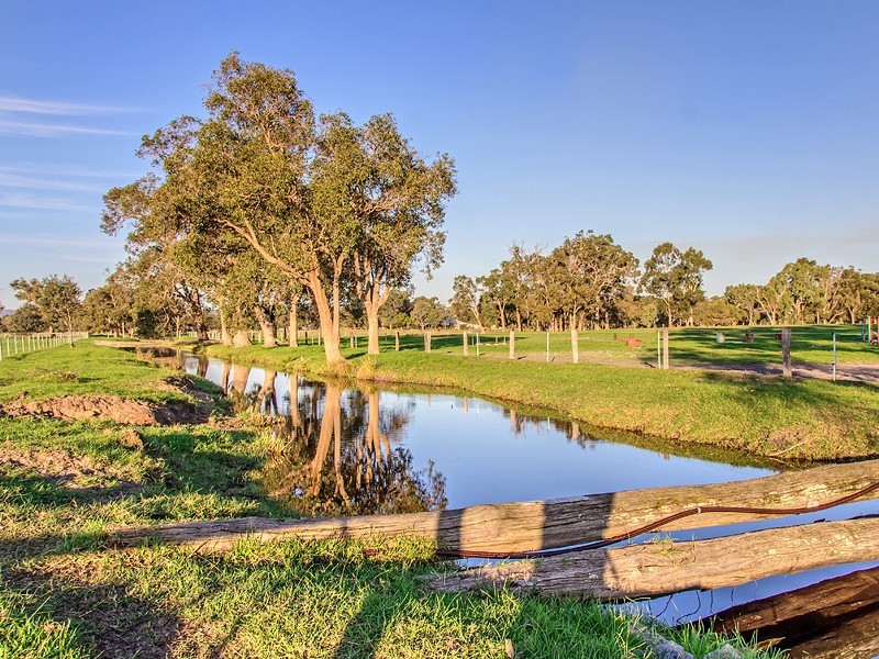 582 Henderson Rd, Hopeland WA 6125