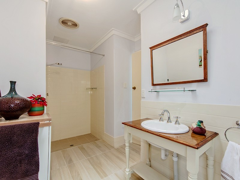 25 Jade Street, Mount Richon WA 6112