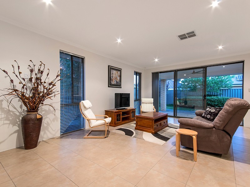 6 Rosette Place, Piara Waters WA 6112