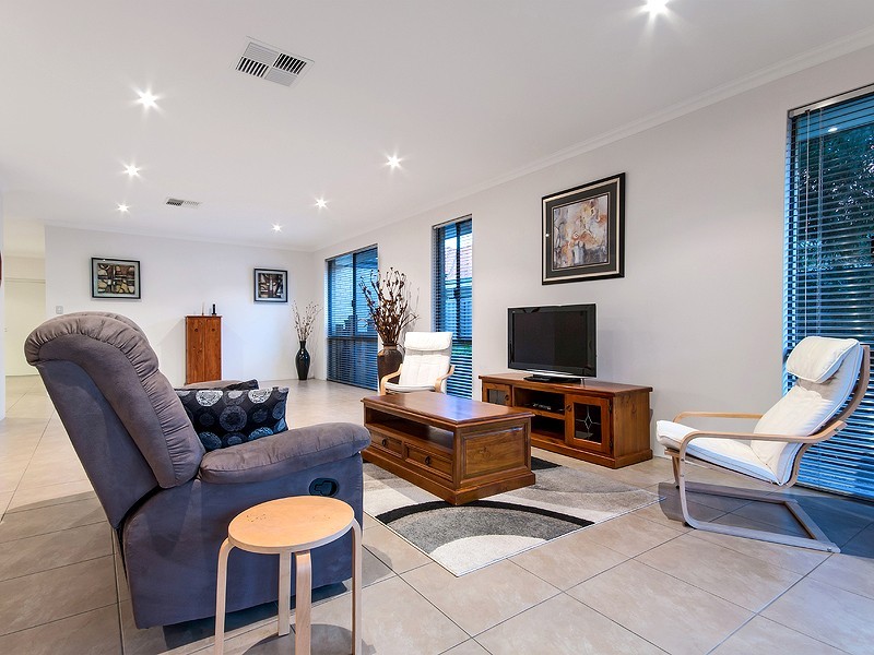 6 Rosette Place, Piara Waters WA 6112