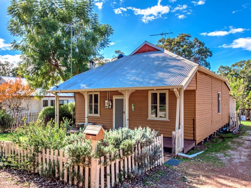 4 Staff Street, Jarrahdale WA 6124